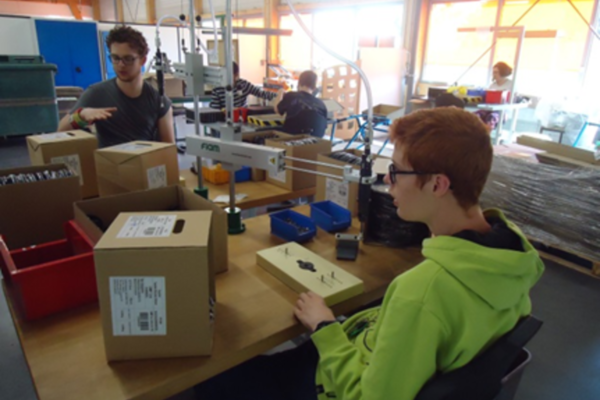 Apprendre en situation réelle : ADTP forme des jeunes au milieu industriel.